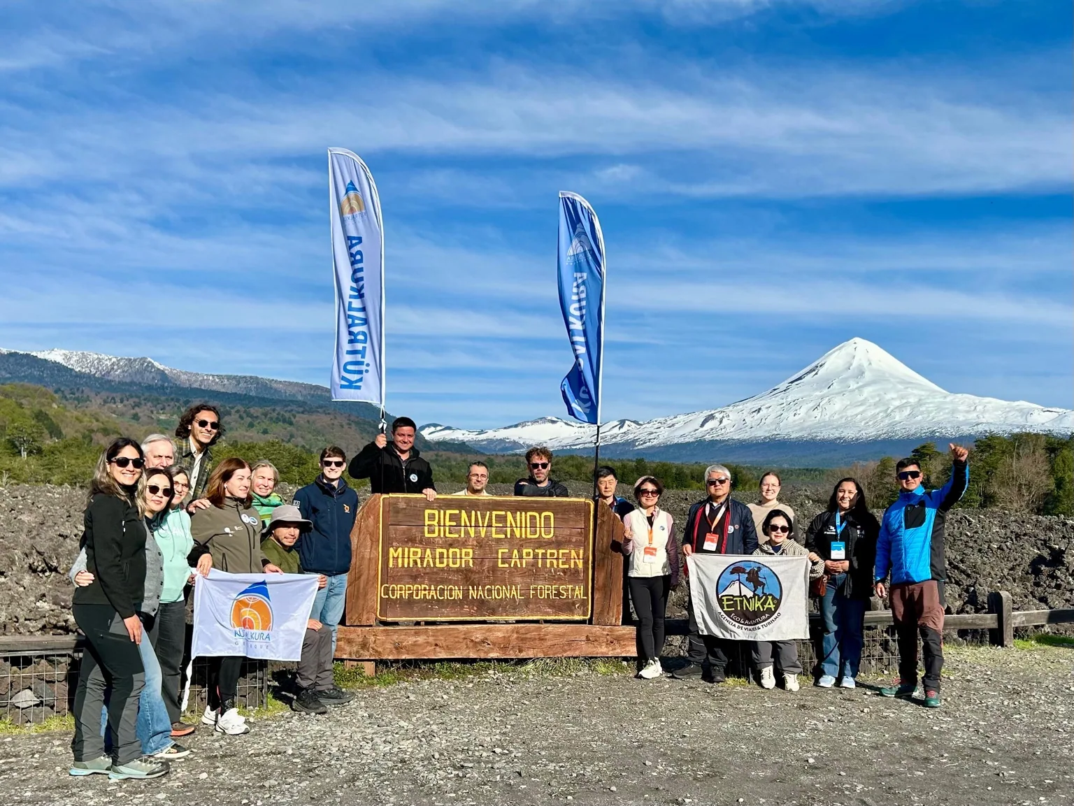 Encuentro de visitantes en el paisaje volcánico de Kütralkura